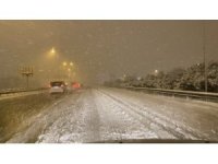 İstanbul’da TEM Otoyolu kar yağışı sonrası beyaza büründü, sürücüler güçlükle ilerledi