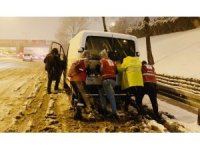 Türk Kızılay ekipleri, İstanbul’daki kar yağışından etkilenen vatandaşlara destek oluyor