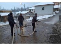 Köylüler yollardaki kar ve buzu kaplıca suyuyla eritiyorlar