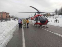 Ambulans helikopter karayoluna indi