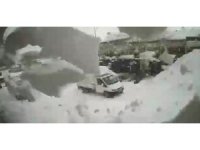 Bingöl’de saniyelerle kar kütlesinden kurtuluş güvelik kamerasına yansıdı