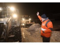 Başkan Çolakbayrakdar, gece boyu kar temizleme çalışmalarını takip etti