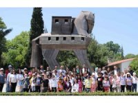 ÇOMÜ öğrencileri, ilkokul öğrencilerini Troya müzesine götürdü