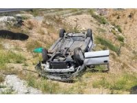 Kahta’da otomobil şarampole devrildi: 1 yaralı