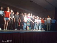 Burhaniye’de öğrencilerin Ah Şu Gençler  oyunu büyük alkış aldı