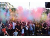 Tarsuslu gençler ’Renk Partisi’ ile doyasıya eğlendi