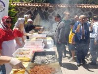 Başkan Tarhan’dan Osmaniyeli öğrencilere sucuk ekmek