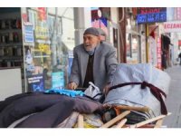 93 yaşındaki Ahmet dede gençlere taş çıkartıyor