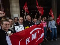 İngiltere'de 30 yılın en büyük demir yolu ve metro çalışanları grevi 2. gününde sürüyor