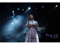 “Samsak Döveci” şarkısıyla zirve yapan Elif Buse Doğan şarkılarını sahnede çocuklarla söyledi