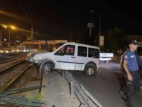 Bursa’da ticari araç metro rayına uçtu : 1 yaralı