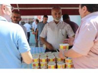 Başkan Kepez Belediyesi vatandaşlara aşure dağıttı