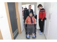 Ağrı’da yaşlı depremzede kadına tekerlekli sandalye verildi