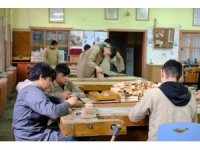 Meslek liseliler depremzede çocuklar için oyuncak üretiyor