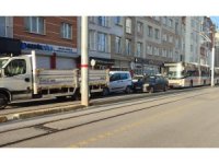 Tramvay yolunda meydana gelen trafik kazası şehir içi ulaşımda aksamaya neden oldu