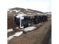Bingöl’de tır devrildi: 1 yaralı