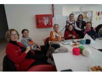 Gönüllü kadınlar yaşlılar için buluştu, şiş ve ip alıp battaniye ördü