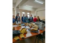 Gönüllü kadınlar kolları sıvadı, depremzedeler için kıyafet dikiyor