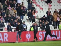 Sivasspor-Fiorentina maçında sahaya taraftar girdi
