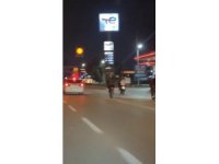 Motosikletli gençlerin trafikteki tehlikeli hareketleri kameralarda