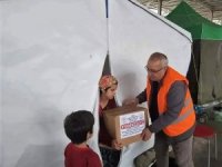 Başkan Arslan, Ramazan kolilerini depremzedelere eliyle teslim etti