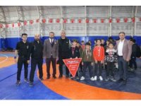 Minik güreşçiler madalyalarını aldı