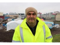 Gönüllü öğretmen, depremzedelerin yaralarının sarılmasına destek oluyor