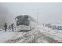 Kartepe’de kar aniden bastırınca araçlar zirveye çıkamadı