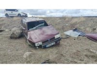 Erzurum’da yoldan çıkan araç şarampole savruldu: 2 yaralı