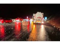 Kütahya’da sağanak yağış nedeniyle yola düşen dev kayalar korkuttu