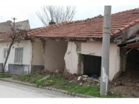 Metruk evler tehlike saçmaya devam ediyor