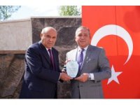 Otgöz, çalışma arkadaşı Türkan’a ’teşekkür plaketi’ takdim etti