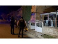 Evlerinin önünde silahlı saldırıya uğrayan 2 kardeş yaralandı