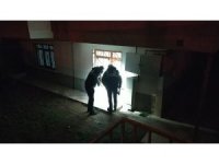 Ablasının evini pompalı tüfekle kurşunladı