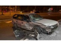 Otomobiller Çarpıştı: 3 Yaralı