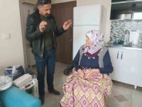 Engelli depremzedeye akülü sandalye desteği