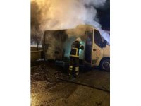 Kütahya’da park halindeki minibüs yandı