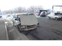 İki otomobil kavşakta çarpıştı: 1 yaralı