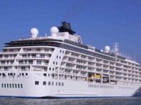 İzmir’e yılın ilk gemisi geldi