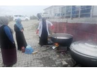 Usta öğreticiler depremzedelere yemek yapıyor