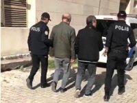 Edremit’te mağazalardan hırsızlık yapan 2 kişi yakalandı