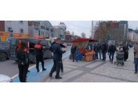 Cadde ortasında bıçaklandı