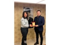 Okul çevresinde dolaşan kişilere anında müdahale eden görevliye ödül