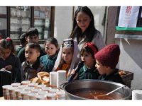 Minikler Çanakkale şehitlerinin son yemek menüsünü dağıttı