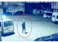 Gece vakti araçların lastiklerini kesen şahsı polis yakaladı