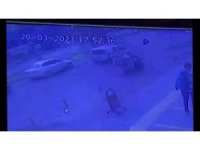 Kırmızı ışıkta bekleyen araca silahlı saldırının görüntüleri ortaya çıktı