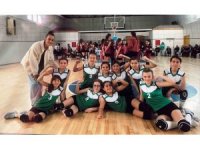 Altınovalı Minik voleybolcular, namağlup şampiyon