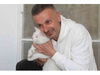 Depremde enkazdan kurtarılan kedi, mikroçip sayesinde sahibine teslim edildi