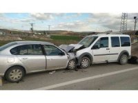 Hafif ticari araç ile otomobil çarpıştı: 5 yaralı