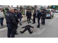 Kardeşini bıçaklayan genç sokakta baygın bulundu